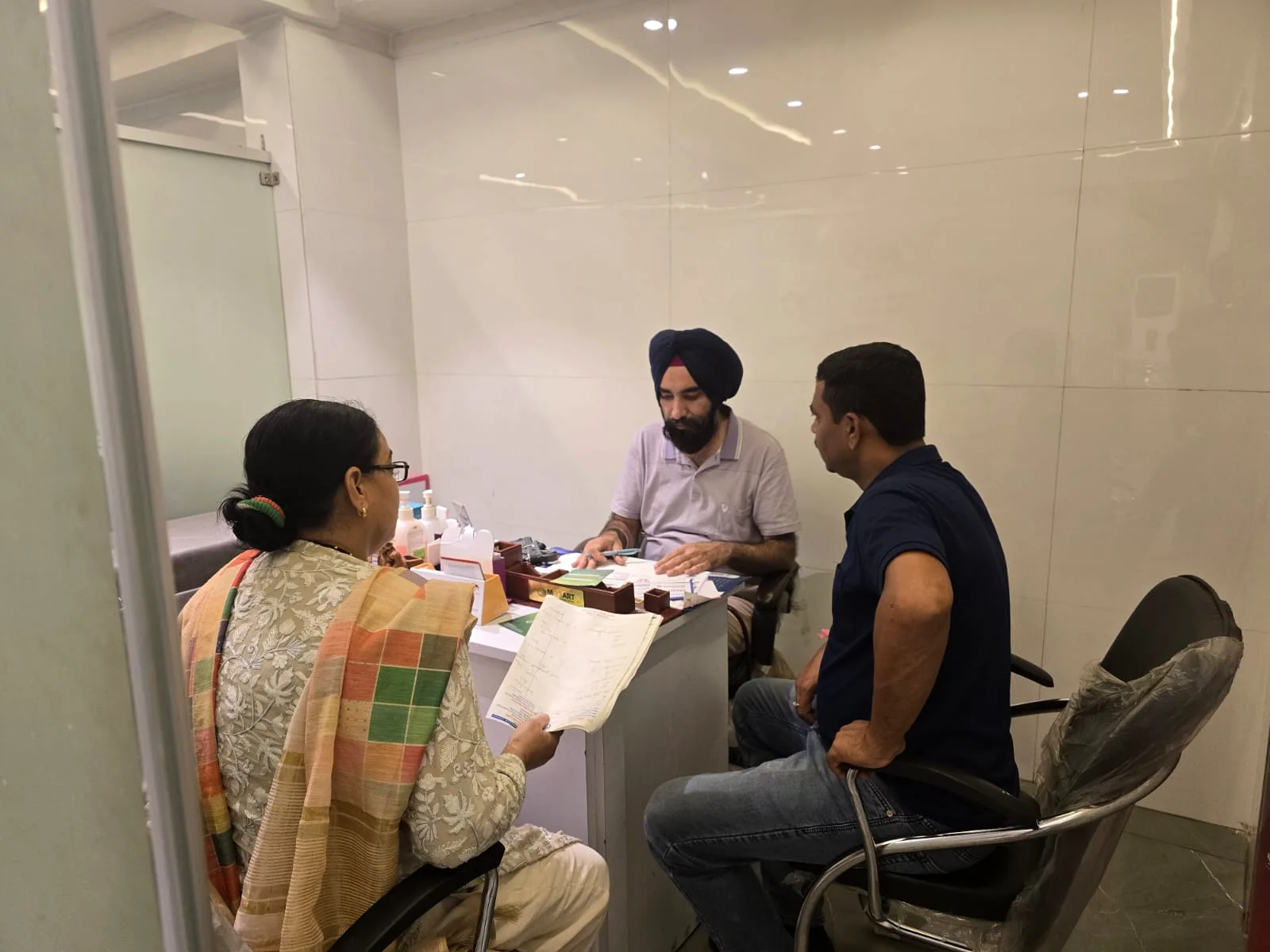 Dr. Ametashver Singh consulting patients at Bhagwati Medicate